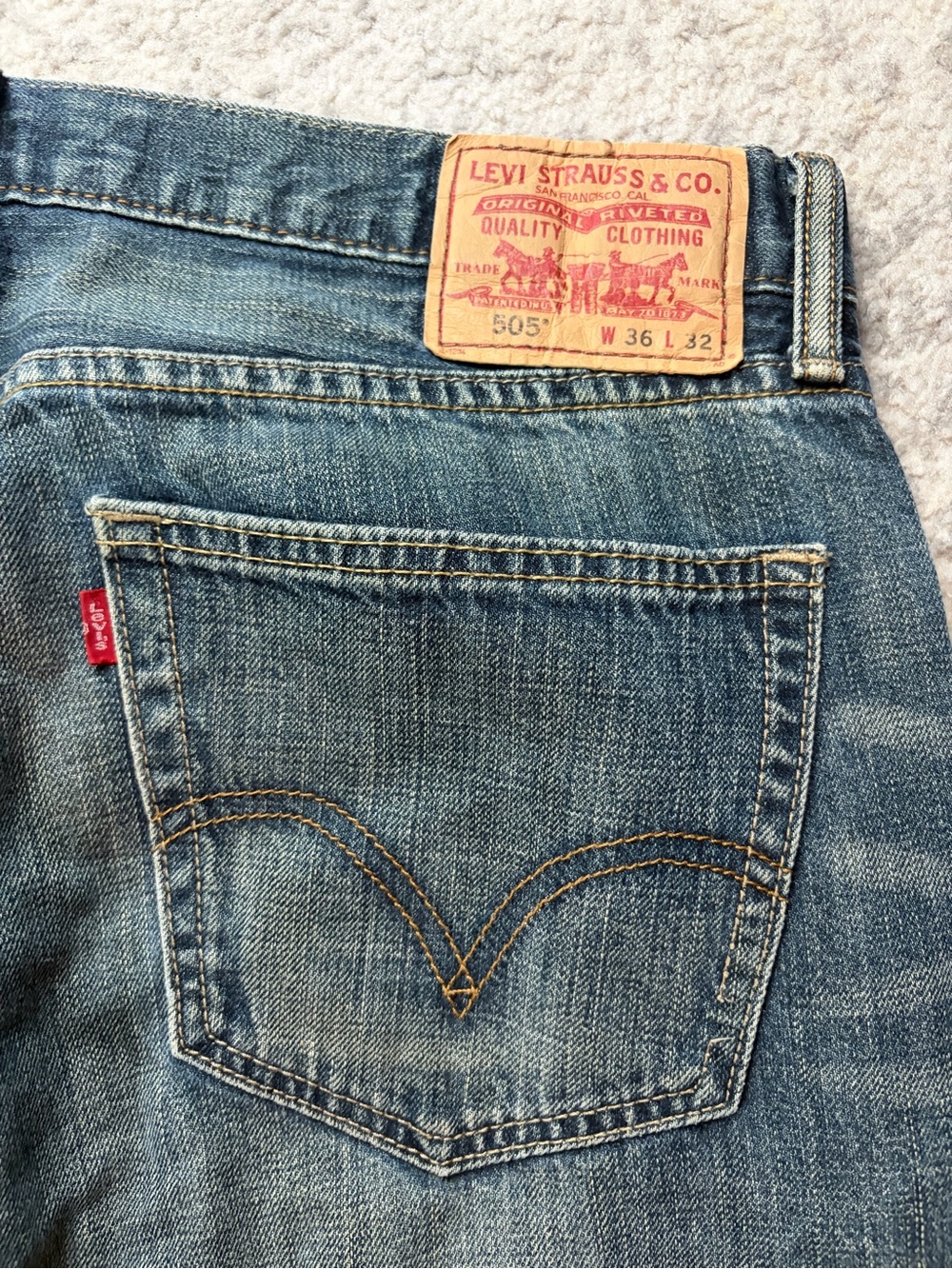 Levi’s 505 Straight Fit W36 L32 Medium Wash Distressed Y2K Jeans - Picture 6 of 9
